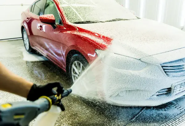 Aktywna piana na myjni - Jak jej używać, by naprawdę domyć auto?