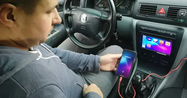 Jak połączyć telefon z samochodem - Poradnik bez błędów