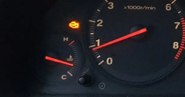 Kody błędów silnika - Jak czytać i co robić, gdy Check Engine?