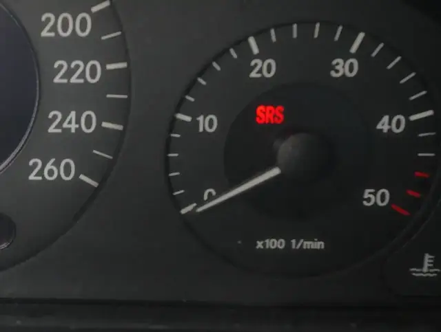 Kontrolka SRS świeci się na desce rozdzielczej Mercedesa, sygnalizując problem z poduszkami powietrznymi.