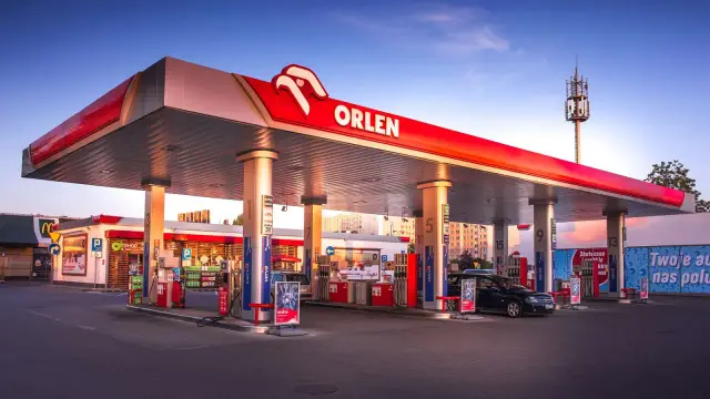 Stacja Orlen z dystrybutorami paliwa. Możliwość tankowania i zbierania paliwo za punkty Orlen.
