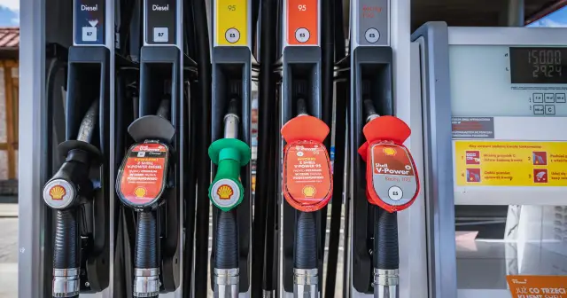 Promocja na paliwo na stacji Shell. Dostępne różne rodzaje paliwa, w tym V-Power Diesel i V-Power 95 w cenie paliwa podstawowego.